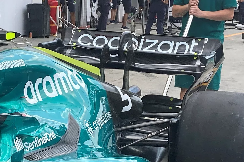 Aler&oacute;n trasero del Aston Martin AMR22