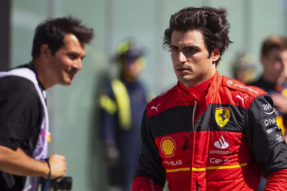 Carlos Sainz, Ferrari, deuxi&egrave;me, dans le parc ferm&eacute;