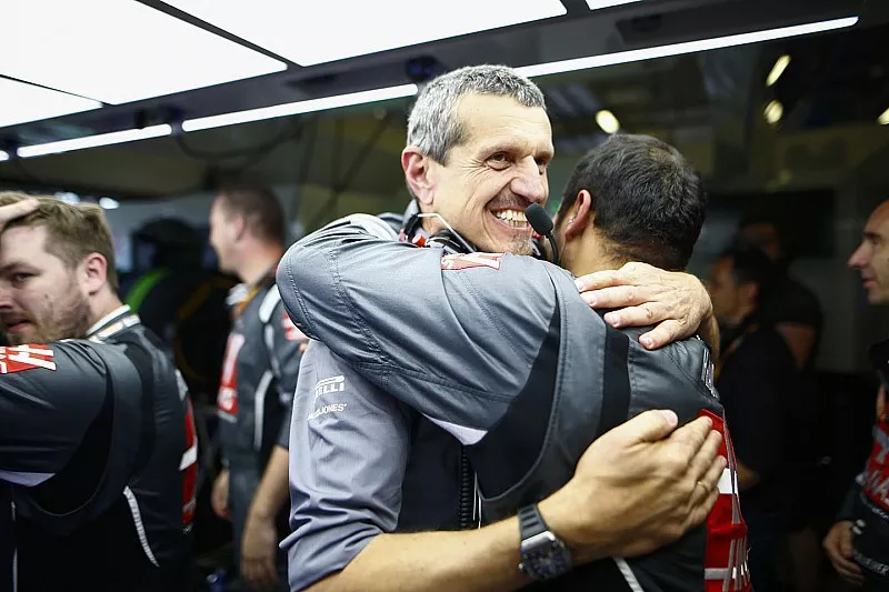 Haas-teamleden, onder wie Guenther Steiner, teambaas, Haas F1,  vieren hun resultaat