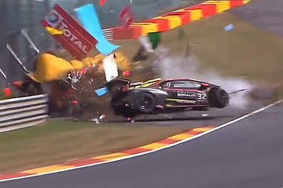 Video: Un violento accidente en Spa deja cuatro oficiales de pista y un piloto heridos