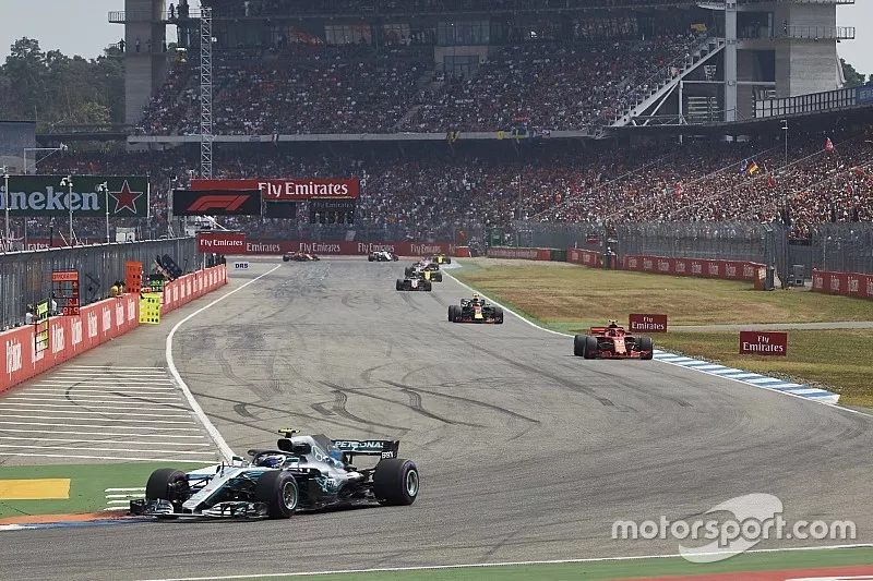 Valtteri Bottas, Mercedes AMG F1 W09, delante de Kimi Raikkonen, Ferrari SF71H, and Max Verstappen, Red Bull Racing RB14