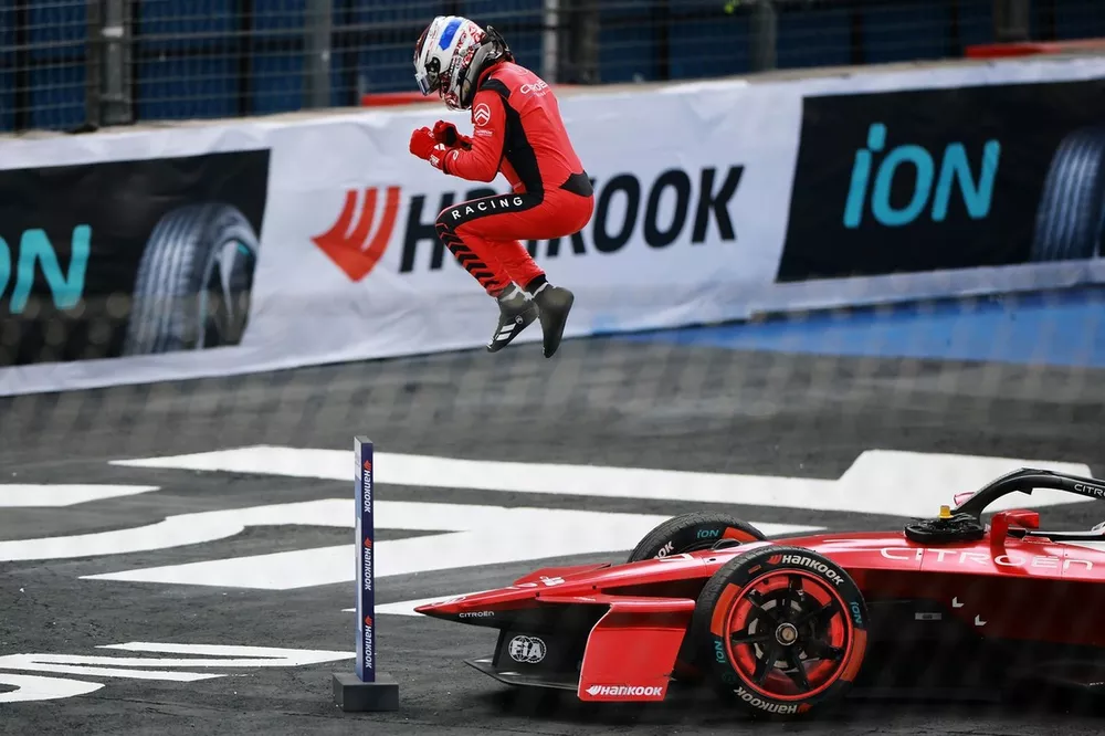 Race winner Nick Cassidy, Citroen Racing