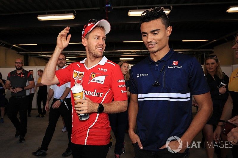 Sebastian Vettel, Ferrari y Pascal Wehrlein, Sauber en el desfile de pilotos