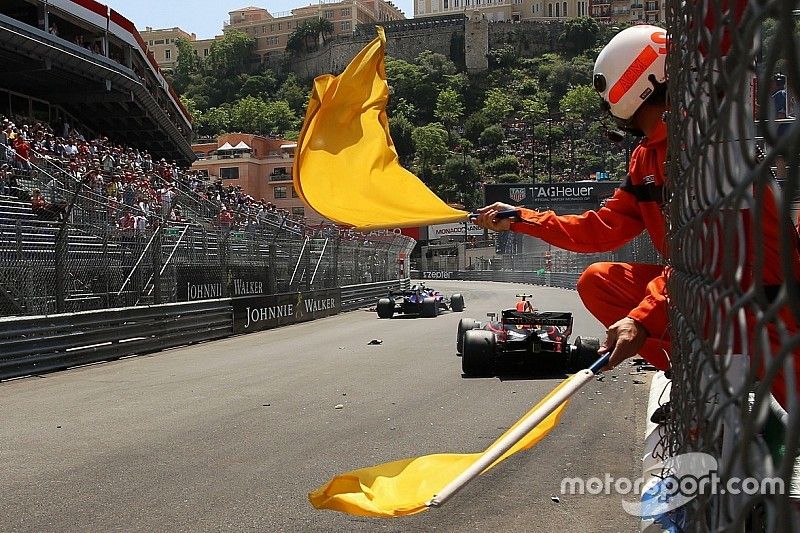 Agitan banderas amarillas por el accidente de Max Verstappen, Red Bull Racing RB14