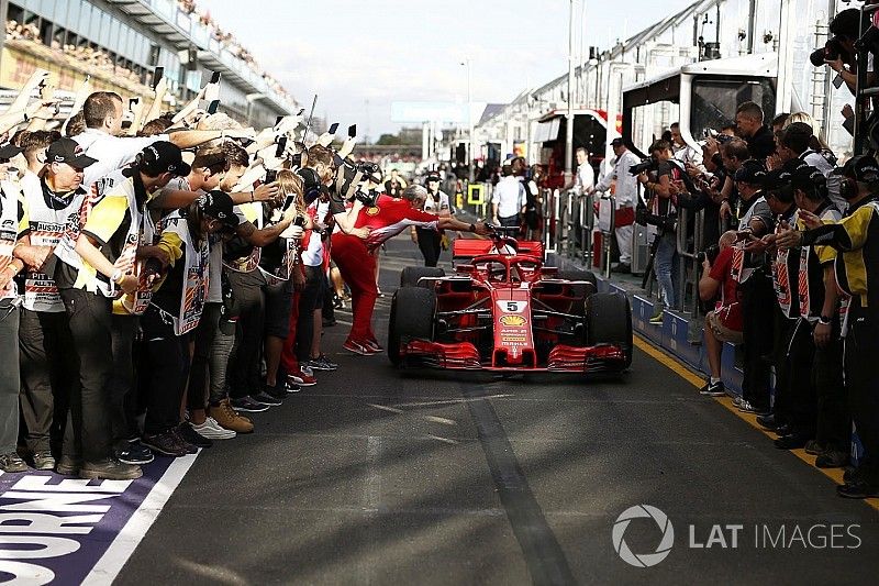 El ganador de la carrera Sebastian Vettel, Ferrari SF71H llega al parque cerrado y celebra con Mauri