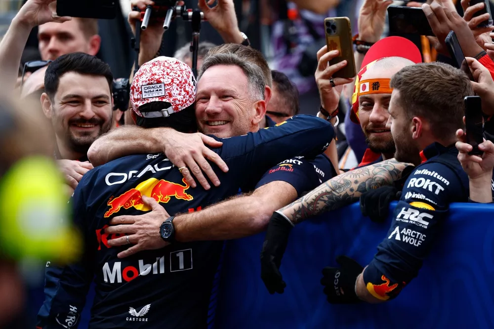 Sergio P&eacute;rez se abraza con Christian Horner tras ganar
