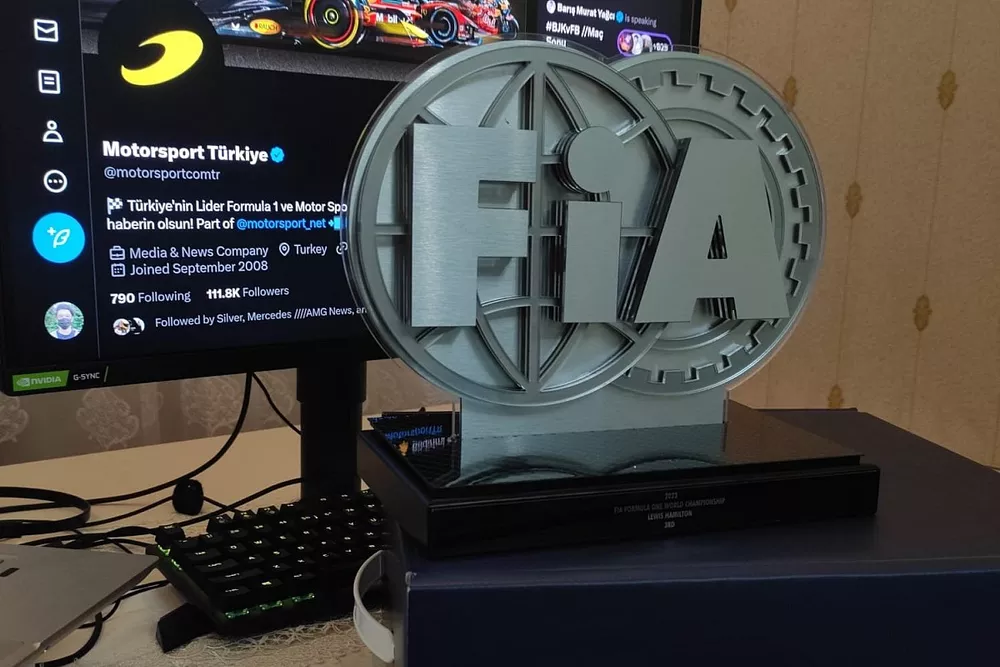 Trofeo de Lewis Hamilton como 3&ordm; del mundial de F1 2023