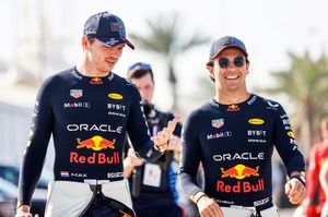 Max Verstappen cumple su palabra y regala un casco a Checo P&eacute;rez con un mensaje personal