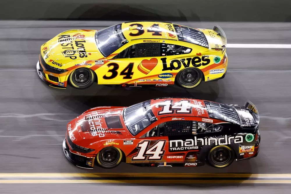 Chase Briscoe, Stewart Haas Racing, Mahindra Tractors Ford Mustang, Michael McDowell, Front Row Motorsports, Love's Travel Stops Ford Mustang