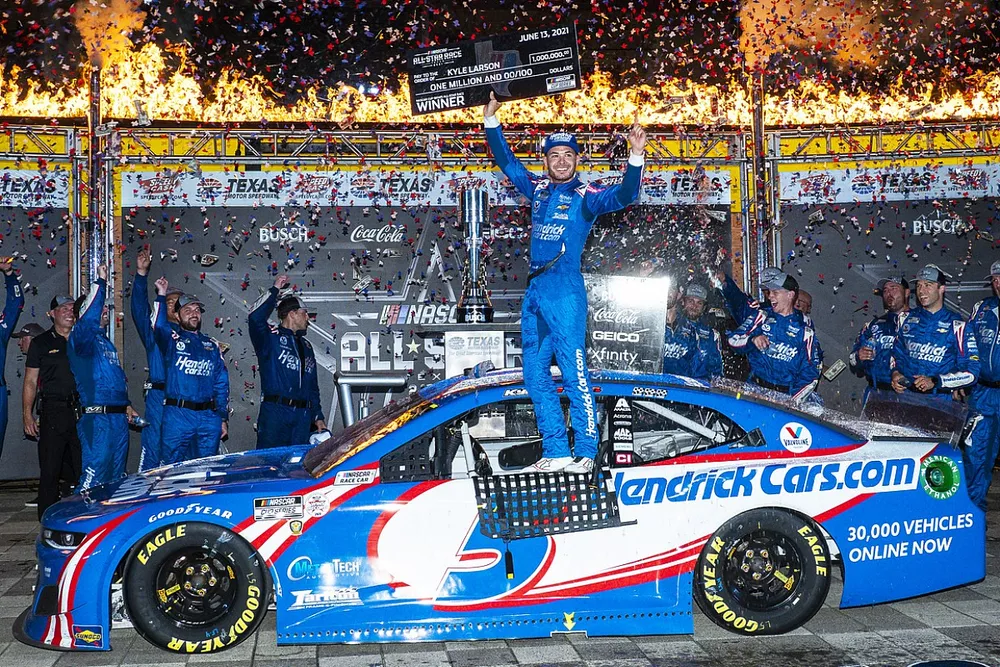 1. Kyle Larson, Hendrick Motorsports, Chevrolet Camaro HendrickCars.com