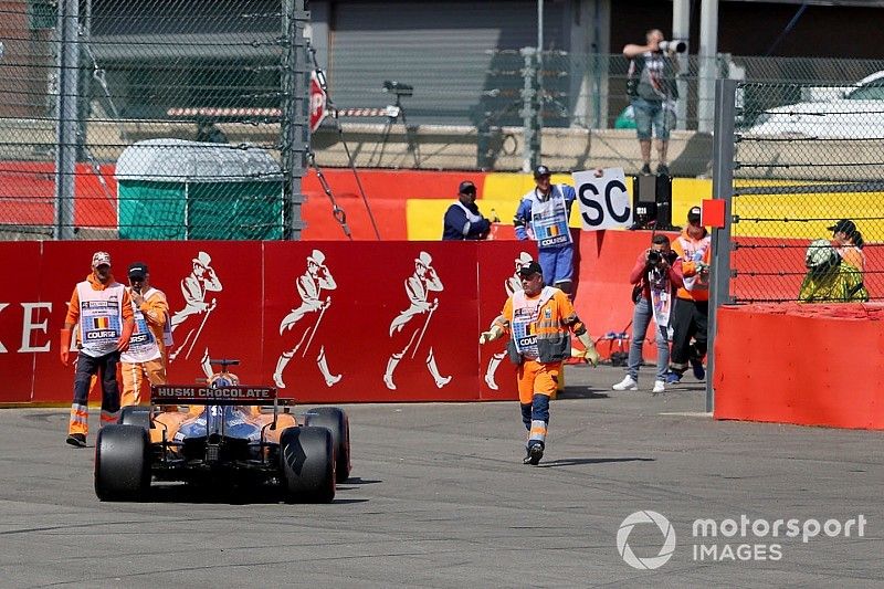 Los oficiales recuperan el coche de Carlos Sainz Jr, McLaren MCL34, despu&eacute;s de retirarse con un problema t&eacute;cnico