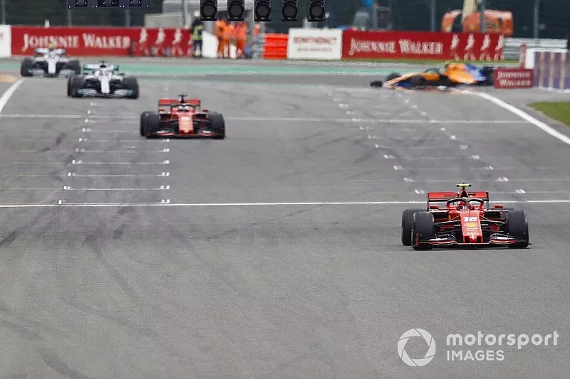 Charles Leclerc, Ferrari SF90, voor Sebastian Vettel, Ferrari SF90, en Lewis Hamilton, Mercedes AMG F1 W10