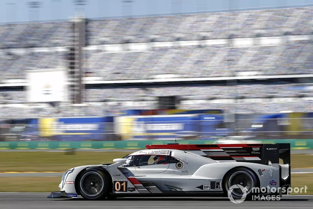#01 Cadillac Chip Ganassi Racing Cadillac DPi, DPi: Scott Dixon, Renger van der Zande, Kevin Magnussen 