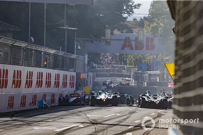Yellow flag for the pile up of Robin Frijns, Envision Virgin Racing, Audi e-tron FE05 Gary Paffett, HWA Racelab, VFE-05, Oliver Rowland, Nissan e.Dams, Nissan IMO1, Andre Lotterer, DS TECHEETAH, DS E-Tense FE19 