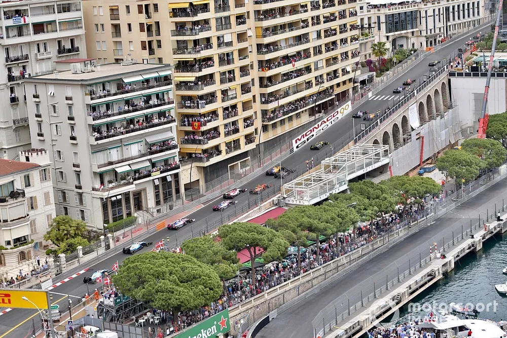 Pierre Gasly, Red Bull Racing RB15, precede Daniil Kvyat, Toro Rosso STR14, Carlos Sainz Jr., McLaren MCL34, Alexander Albon, Toro Rosso STR14, Nico Hulkenberg, Renault R.S. 19, Lando Norris, McLaren MCL34, Romain Grosjean, Haas F1 Team VF-19, e il resto delle auto