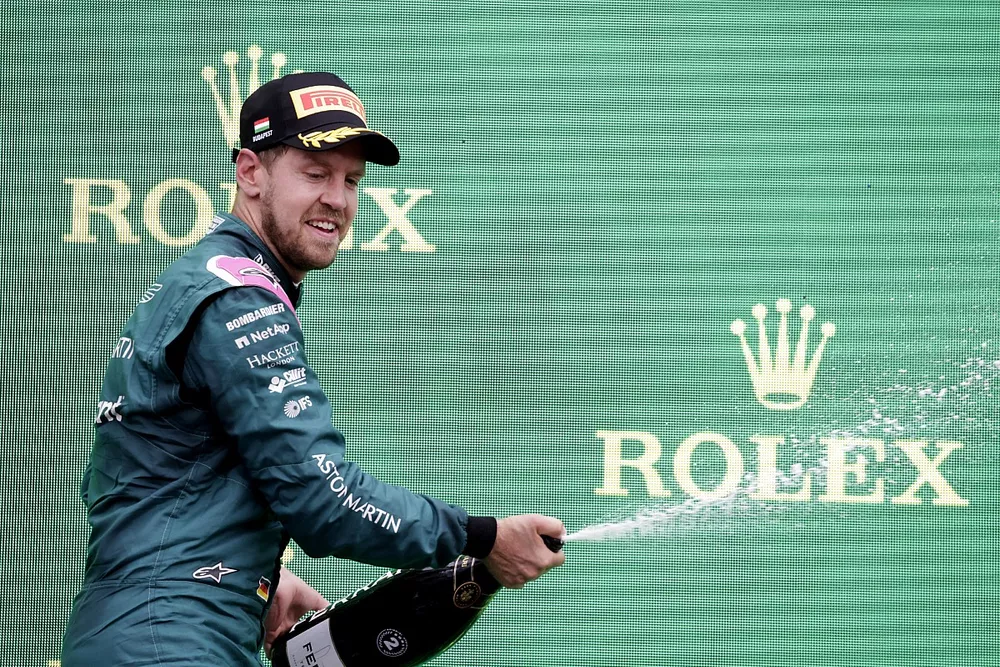 Le deuxi&egrave;me Sebastian Vettel, Aston Martin, f&ecirc;te avec le Champagne sur le podium