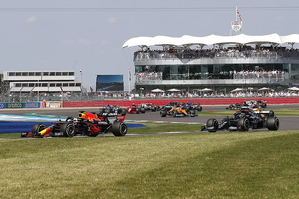 Max Verstappen, Red Bull Racing RB16B, Lewis Hamilton Mercedes W12