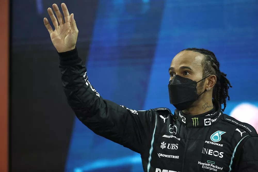 Le deuxi&egrave;me Lewis Hamilton, Mercedes, salue les fans depuis le podium