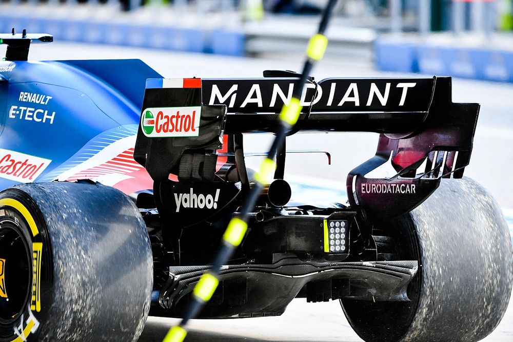 Fernando Alonso, Alpine A521, en el pit lane