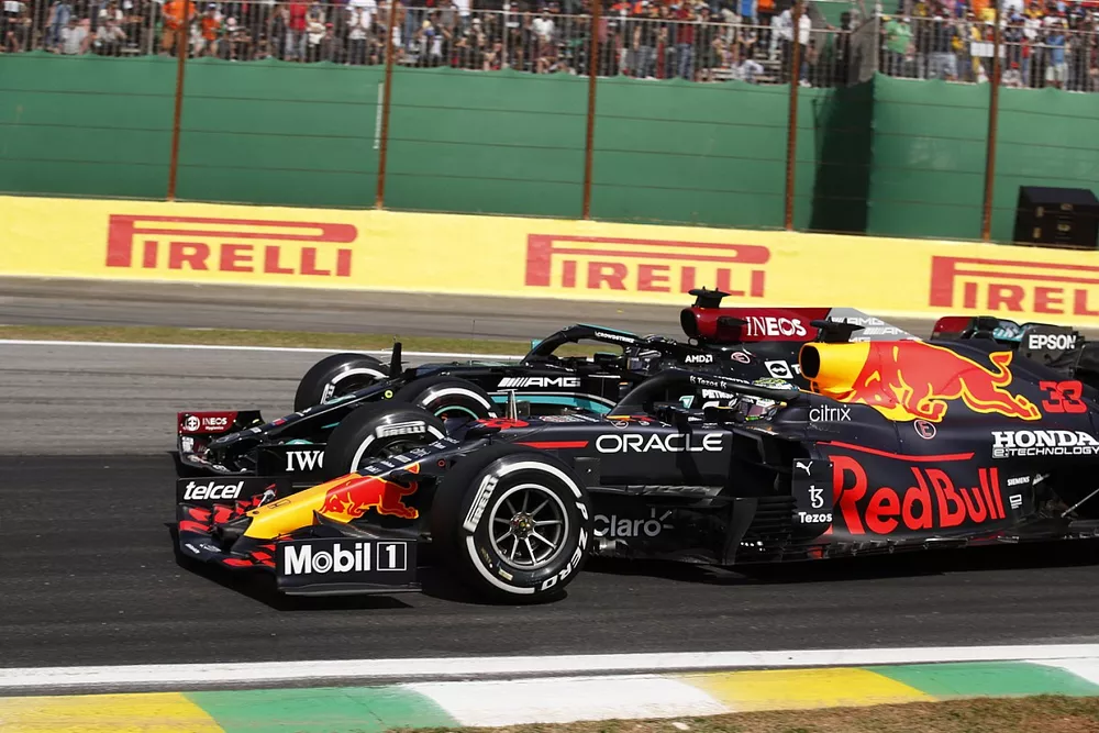 Max Verstappen, Red Bull Racing RB16B, lucha con Lewis Hamilton, Mercedes W12