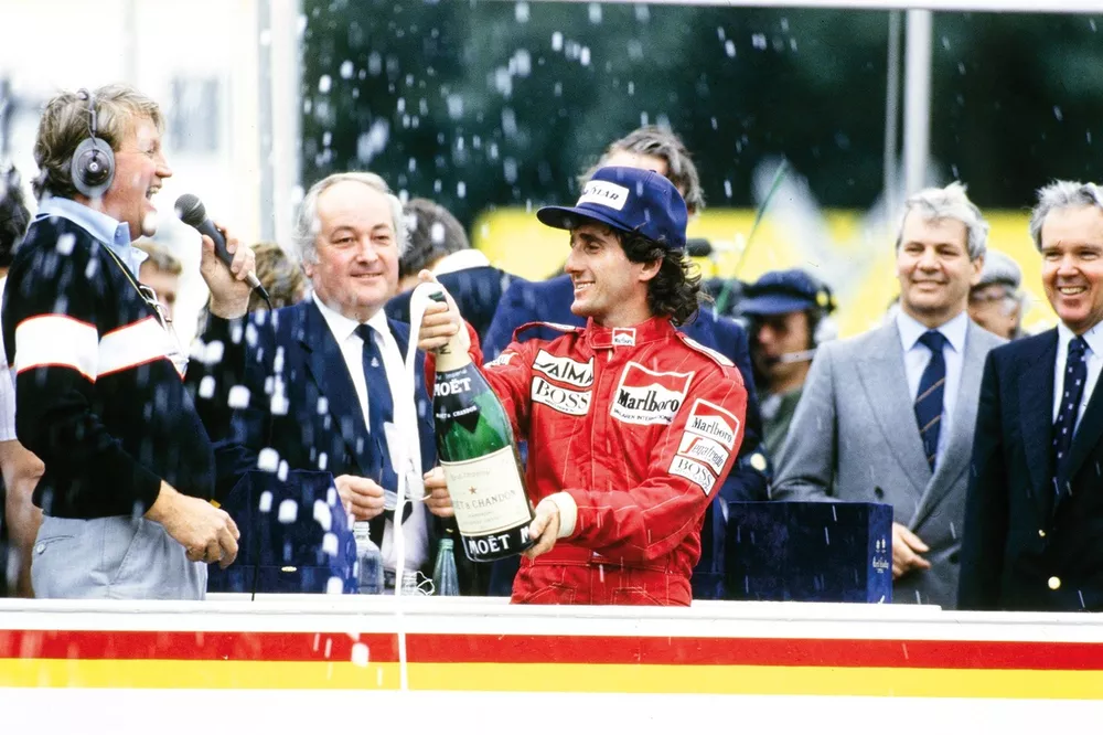 Alain Prost, McLaren, en el podio