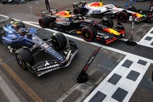 Verstappen arrebata una histórica pole a un genial Sainz en Bakú F1