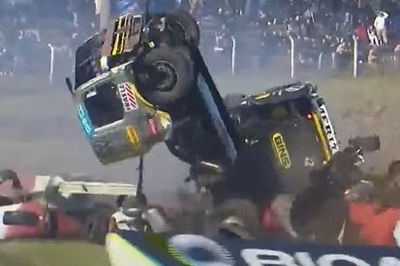 V&Iacute;DEO: Grave batida faz caminh&atilde;o capotar na etapa de Tarum&atilde; da Copa Truck