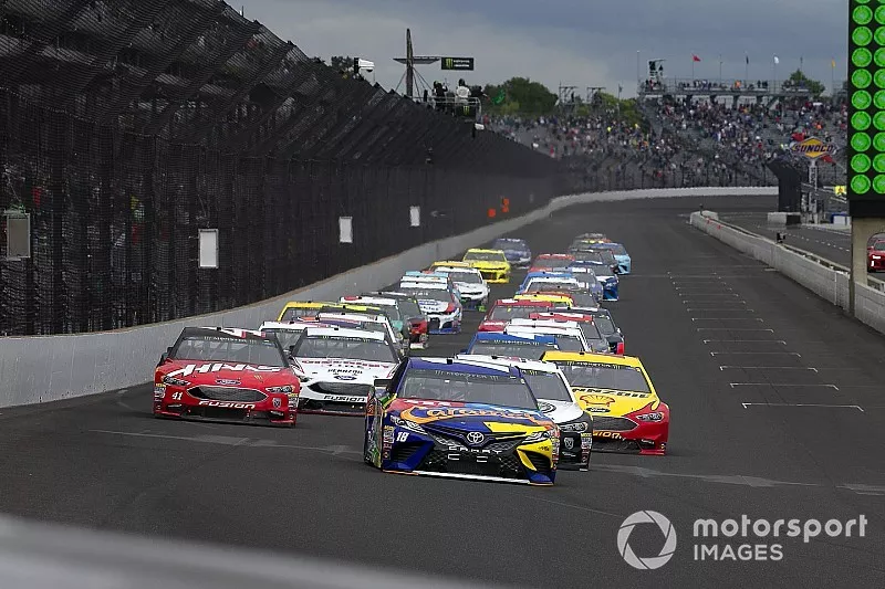 Kyle Busch, Joe Gibbs Racing, Toyota Camry M&M's Caramel and Kevin Harvick, Stewart-Haas Racing, Ford Fusion Jimmy John's New 9-Grain Wheat Sub green flag start