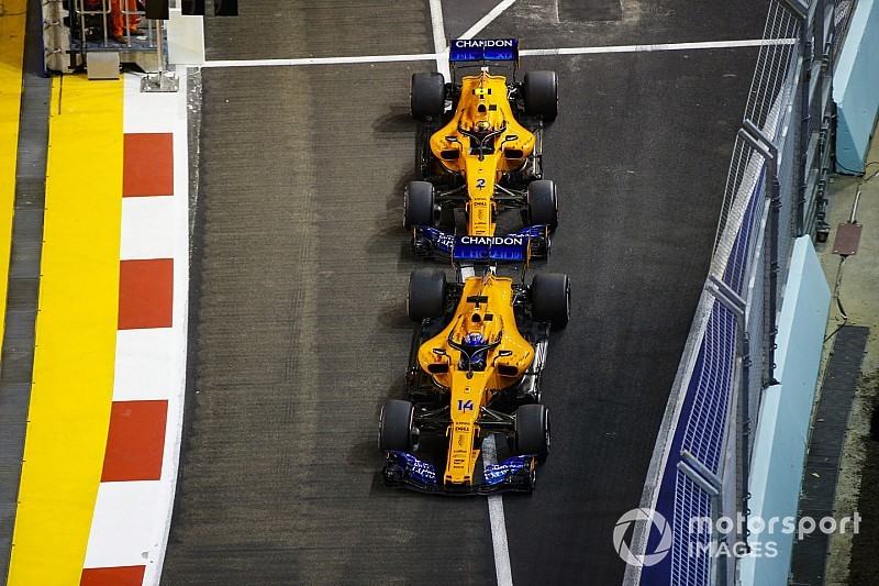 Alonso varázsolt Szingapúrban: legjobb a legjobbak mögött a McLarennel