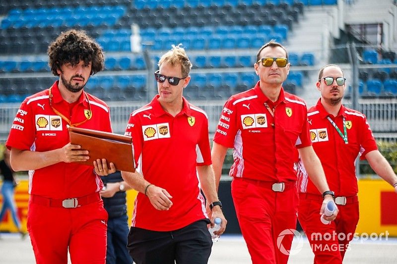 Sebastian Vettel, Ferrari, camina por el circuito