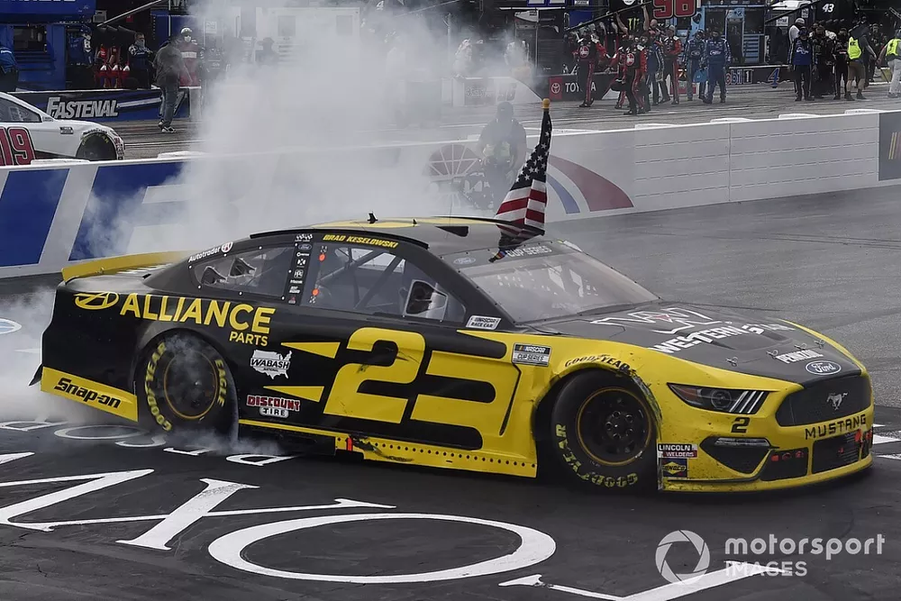 Brad Keselowski, Team Penske, Western Star/Alliance Parts Ford Mustang celeb rates his win