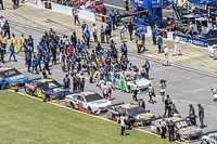 Vídeo: el bonito gesto de apoyo al piloto amenazado