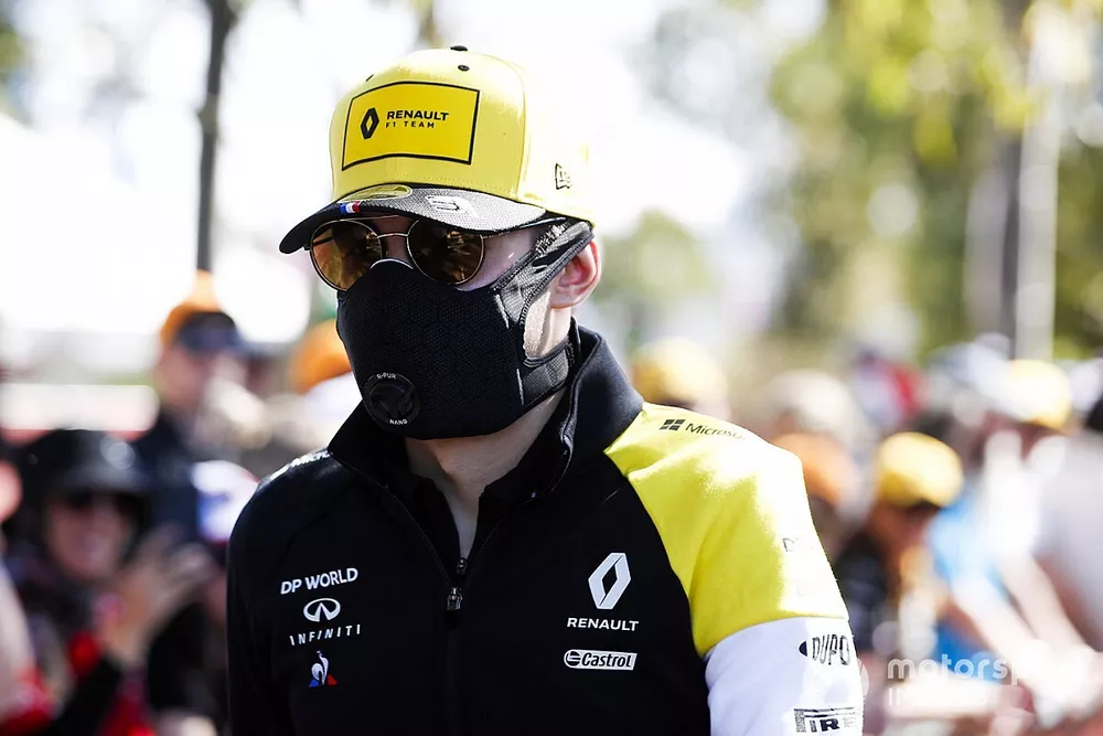 Esteban Ocon, Renault F1 Team, porte un masque