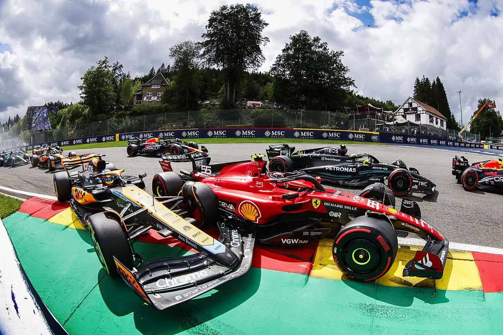 Carlos Sainz, Ferrari SF-23, Oscar Piastri, McLaren MCL60, collide at the start