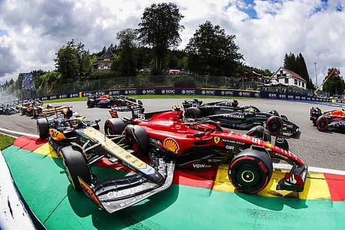 Sainz, molesto con Piastri tras su incidente en la salida de Spa