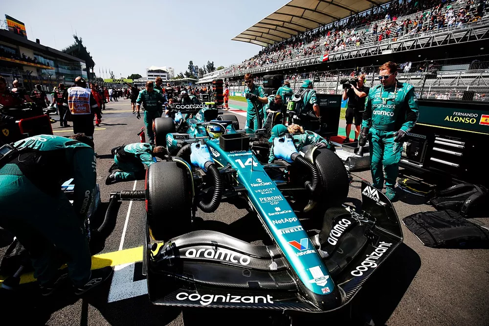 Fernando Alonso, Aston Martin AMR23, en la parrilla con los mec&aacute;nicos