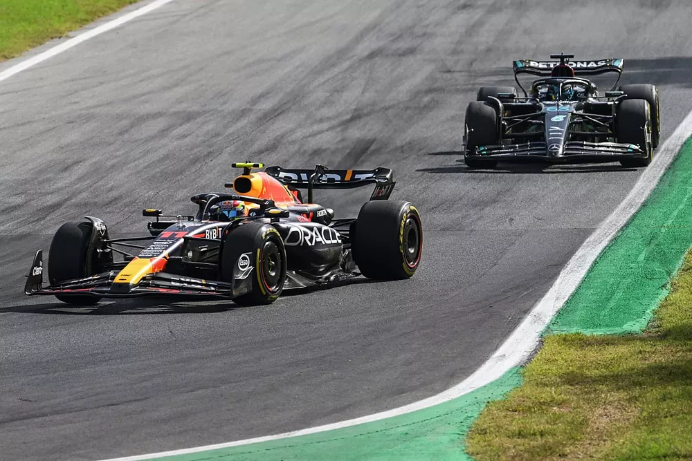 Sergio Perez, Red Bull Racing RB19, George Russell, Mercedes F1 W14