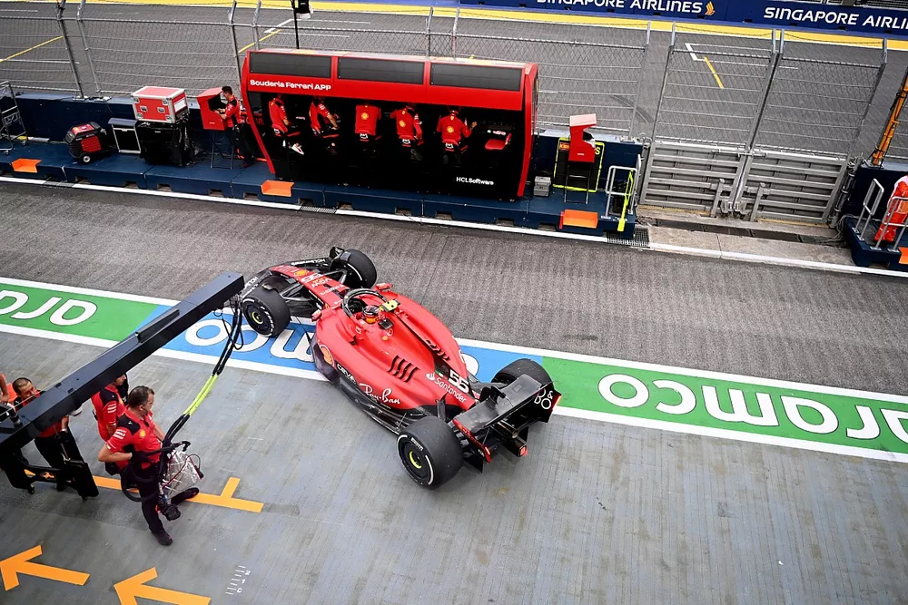 Carlos Sainz, Ferrari SF-23, sale del garaje