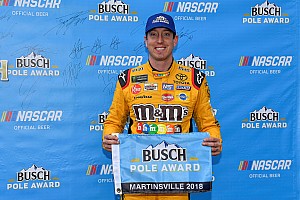 Kyle Busch supera a Clint Bowyer y se lleva la pole en Martinsville