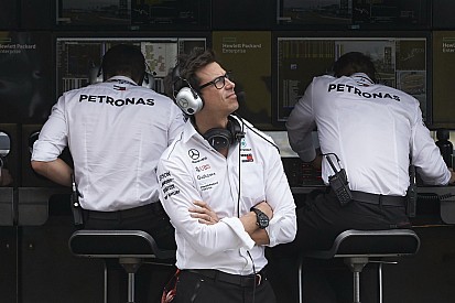 A Mercedes csapatfőnöke nem akar beleszólni a stratégiába