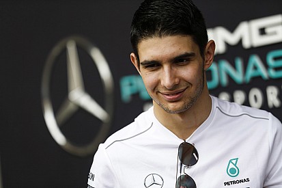 Perez: “Jaar langs de zijlijn staan riskant voor Ocon”