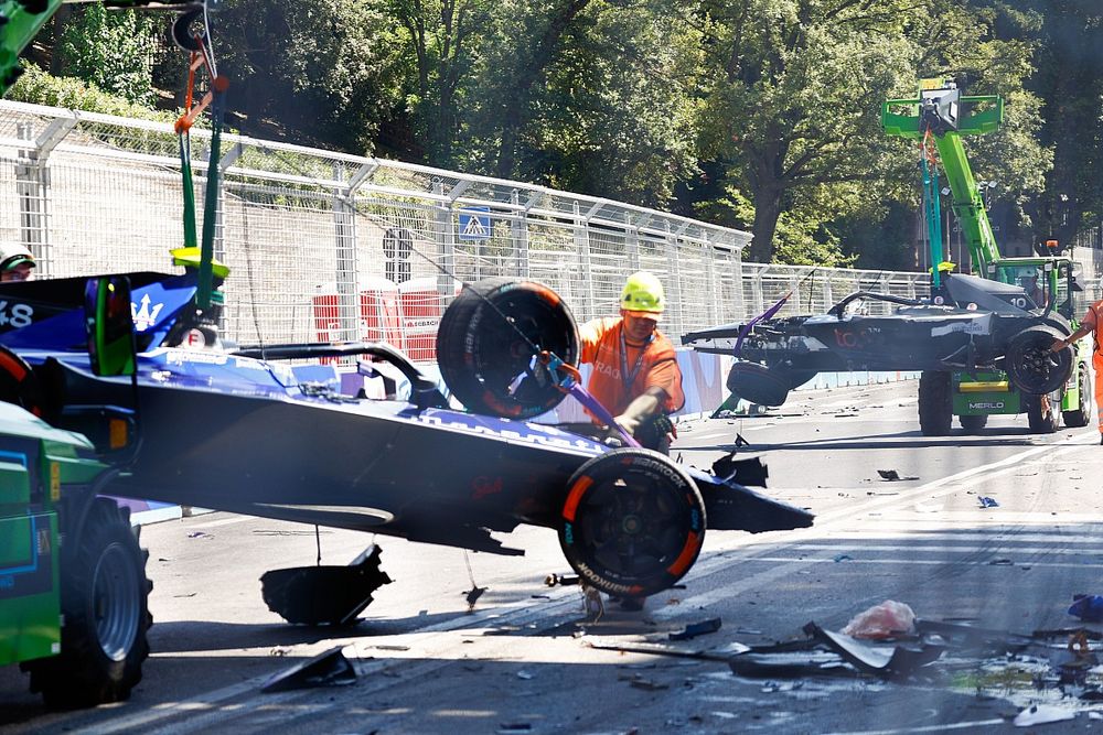 Los comisarios retiran el coche de Edoardo Mortara, Maserati Racing, Maserati Tipo Folgore, con una grúa tras un fuerte accidente en la 9ª vuelta.