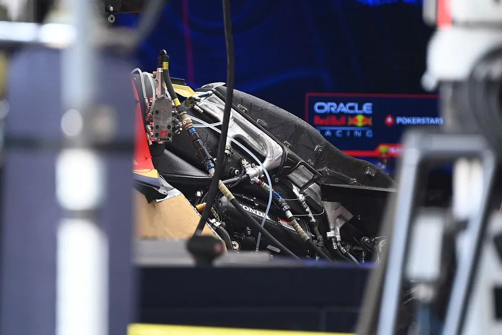 Una Red Bull Racing RB19 smontata nel garage del team
