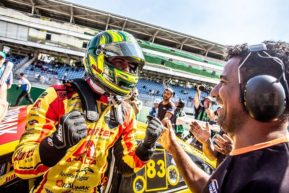 Gabriel Casagrande celebra pole position