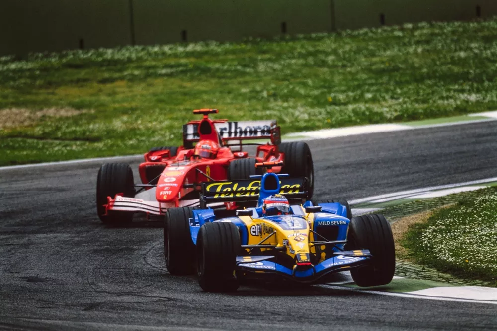 Fernando Alonso, Renault R25, devant Michael Schumacher, Ferrari F2005