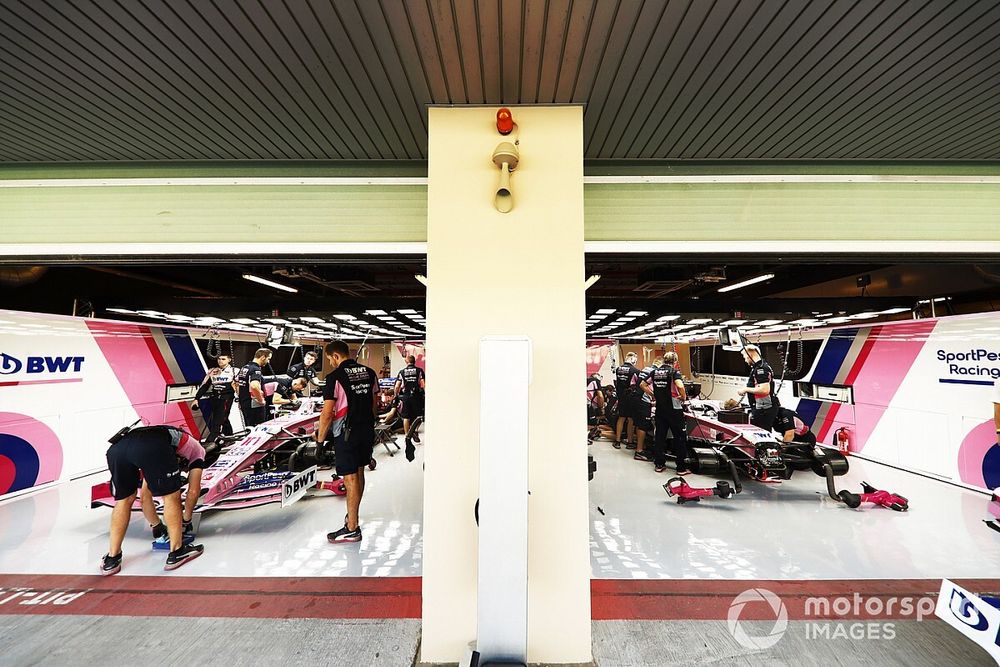 Lance Stroll, Racing Point RP19, y Sergio Perez, Racing Point RP19, en boxes