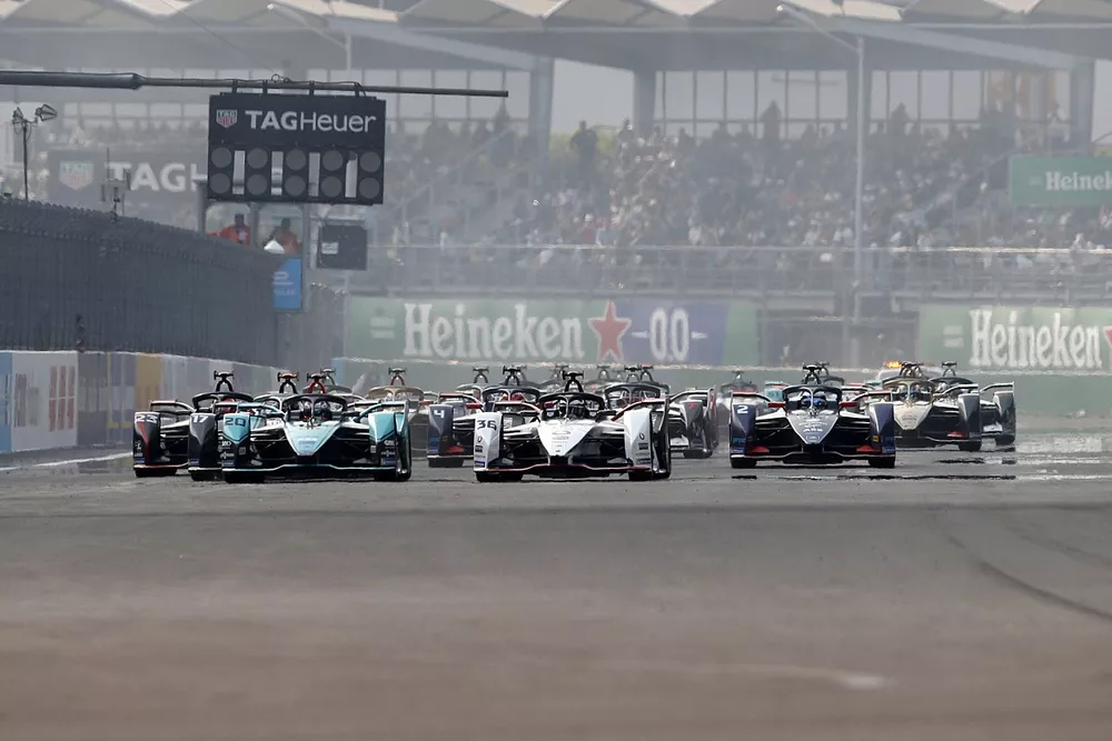Mitch Evans, Jaguar Racing, Jaguar I-Type 4 battles with Andre Lotterer, Porsche, Porsche 99x Electric at the start