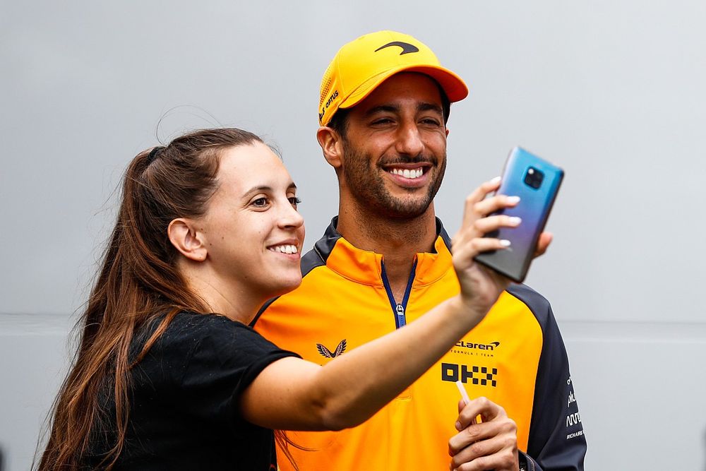 Daniel Ricciardo, McLaren, se detiene para una foto con un fan