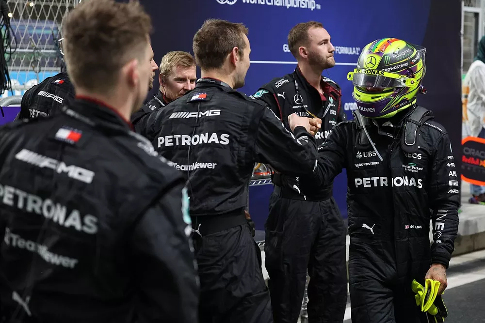 Lewis Hamilton, Mercedes-AMG, con mecánicos