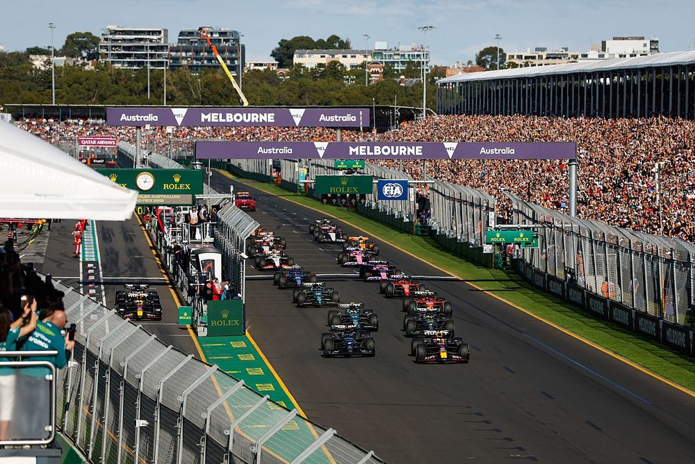 Max Verstappen, Red Bull Racing RB19, George Russell, Mercedes F1 W14, Lewis Hamilton, Mercedes F1 W14, Fernando Alonso, Aston Martin AMR23, Carlos Sainz, Ferrari SF-23, el resto de la parrilla en la salida.